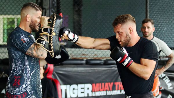 Боец UFC в легком весе Рафаэль Физиев тренируется в зале Tiger Muay Thai на Пхукете - Sputnik Кыргызстан