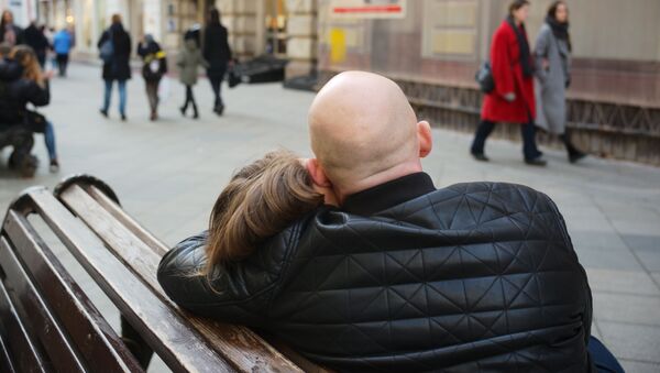 Пара обнимается на скамейке на улице города. Архивное фото - Sputnik Кыргызстан