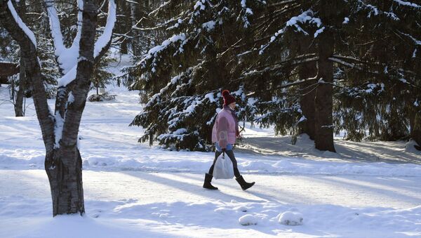 Девушка на во время прогулки в парке. Архивное фото - Sputnik Кыргызстан