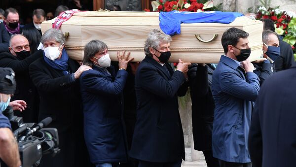 Похороны бывшего итальянского игрока Паоло Росси - Sputnik Кыргызстан