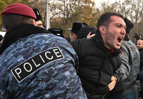 Полиция кызматкерлери Ереванда митингге чыккан адамды кармады. Акциячылар премьер-министр Никол Пашиняндын Тоолуу Карабакта ок атууну токтотуу келишимине кол койгонуна байланыштуу кызматтан кетишин талап кылышууда - Sputnik Кыргызстан