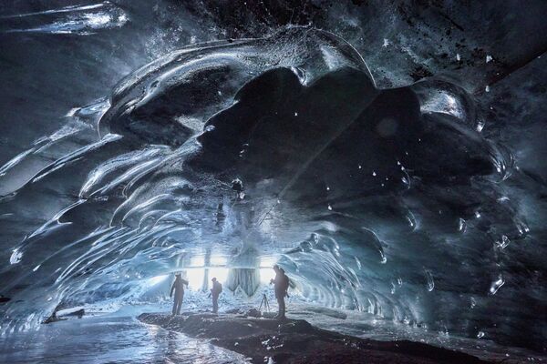 Естественная ледяная пещера в Швейцарии - Sputnik Кыргызстан