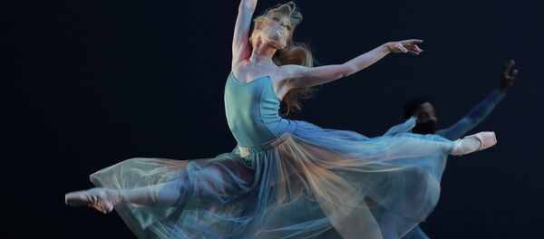 Masked Cape Town City Ballet балетинин балеринасы Түштүк Африка Республикасынын Кейптаун шаарында Серенада бийин бийлеп жатат - Sputnik Кыргызстан