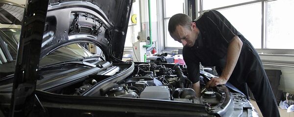 Сотрудник СТО проводит ремонтные работы. Архивное фото Сотрудник СТО проводит ремонтные работы. Архивное фото - Sputnik Кыргызстан