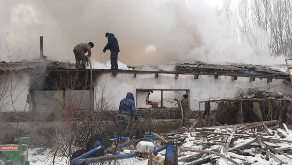 Пожар в кошаре в селе Новопокровка - Sputnik Кыргызстан