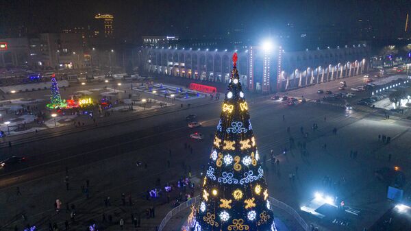 Церемония зажжения новогодней елки на площади Ала-Тоо в Бишкеке. Архивное фото - Sputnik Кыргызстан