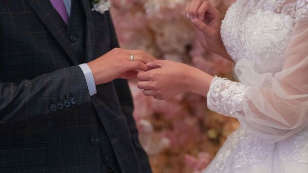 Новобрачные обмениваются кольцами. Архивное фото - Sputnik Кыргызстан