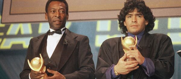 Футболисты Пеле и Диего Марадона на церемонии вручения награды Золотой мяч 1987 года. Архивное фото Футболисты Пеле и Диего Марадона на церемонии вручения награды Золотой мяч 1987 года. Архивное фото - Sputnik Кыргызстан