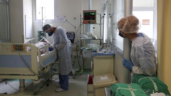 Врач лечит пациента с COVID-19 в больнице - Sputnik Кыргызстан