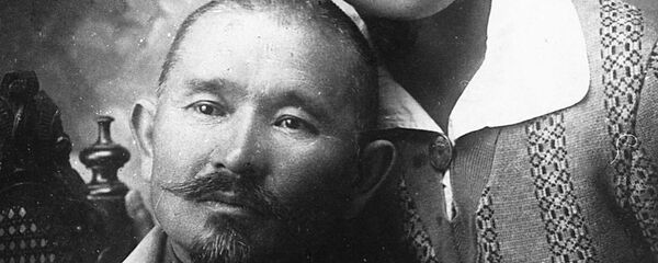 Пишпек уездик Аткаруу комитетинин төрагасы Иманалы Айдарбеков кызы Рафа менен. Архив - Sputnik Кыргызстан