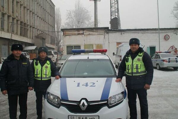 Милиционеры подошли к таксистам и оставили номера мобильного телефона и борта служебной машины, чтобы владелец барсетки мог связаться с ними - Sputnik Кыргызстан