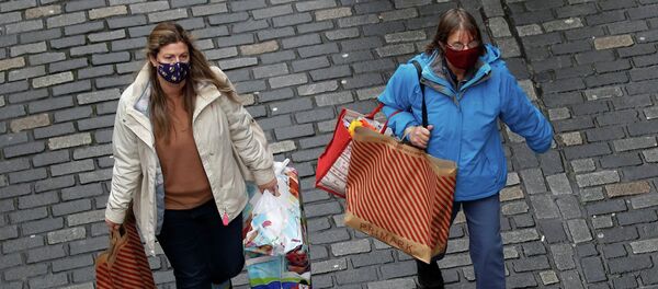 Покупательницы с сумками в центре города Честер (Великобритания) - Sputnik Кыргызстан