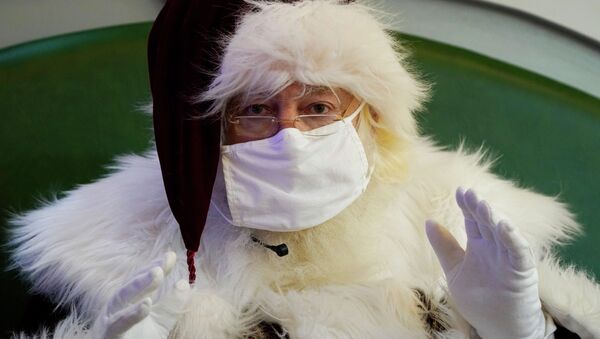 Санта-Клаус в защитной маске  - Sputnik Кыргызстан