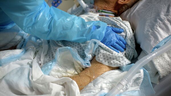 Медицинский работник успокаивает пациента в отделении COVID-19 - Sputnik Кыргызстан