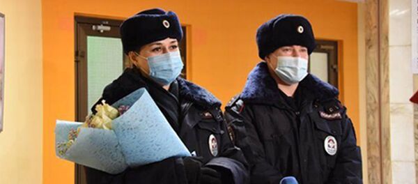 Сотрудники полиции, оказавшие помощь роженице из Кыргызстана в московском метро - Sputnik Кыргызстан