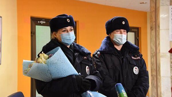 Сотрудники полиции, оказавшие помощь роженице из Кыргызстана в московском метро - Sputnik Кыргызстан