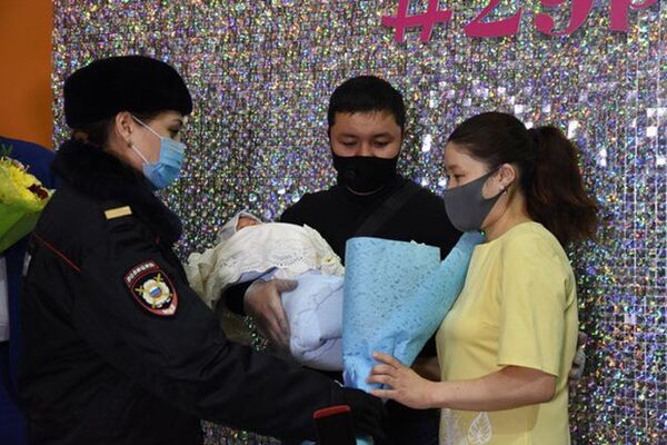 Сотрудники полиции, оказавшие помощь роженице из Кыргызстана в московском метро, встретили ее в роддоме с букетом - Sputnik Кыргызстан