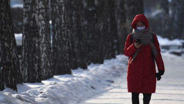 Девушка на улице во время снега. Архивное фото - Sputnik Кыргызстан