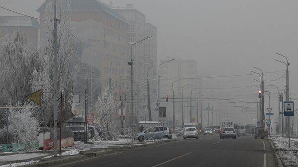Автомобили на улице Тыналиева в период аномальных холодов в Бишкеке - Sputnik Кыргызстан