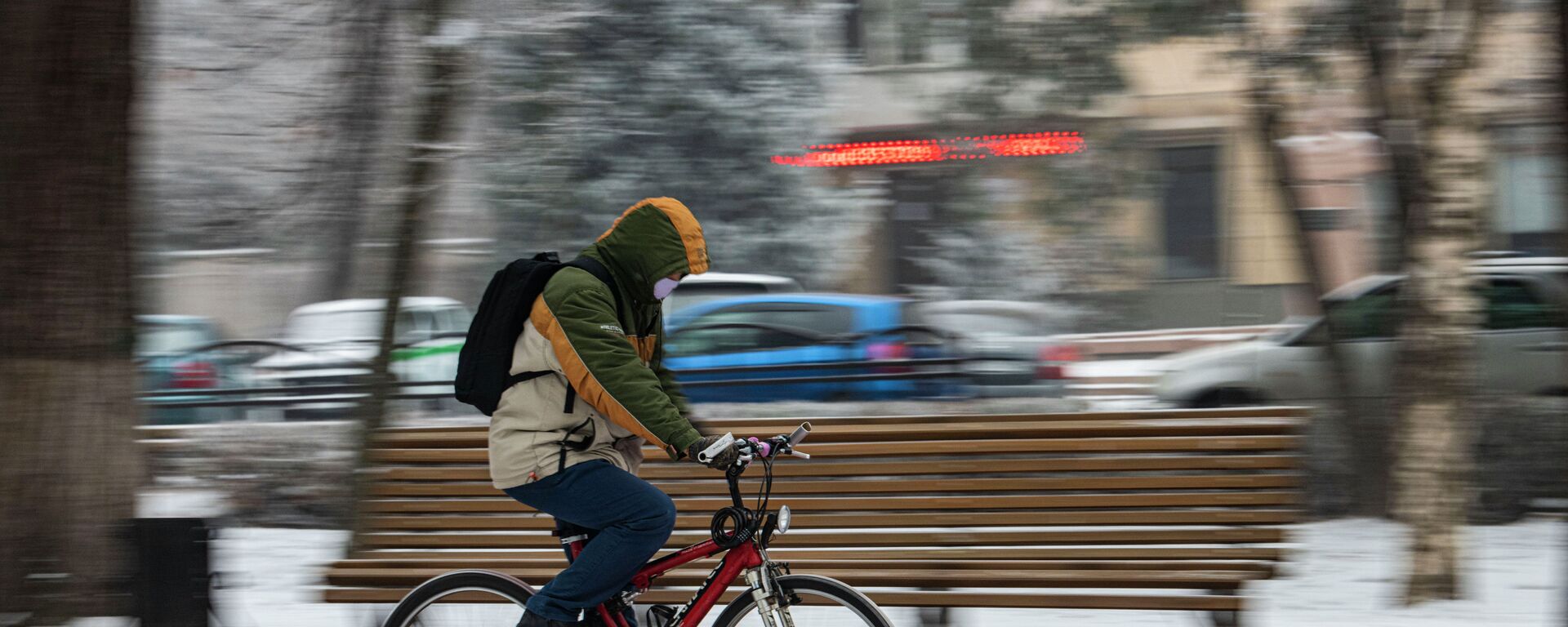 Велосипедист едет по бульвару Эркиндик. Архивное фото - Sputnik Кыргызстан, 1920, 17.02.2021