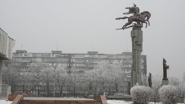 Памятник Манасу у здания филармонии в период аномальных холодов в Бишкеке - Sputnik Кыргызстан
