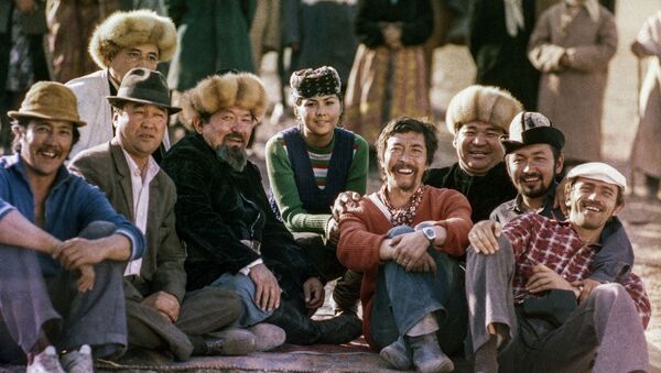 Кинорежиссер Геннадий Базаров и съемочная группа на съемках фильма Каныбек в Чуйской области. 1978-год - Sputnik Кыргызстан