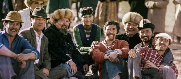 Кинорежиссер Геннадий Базаров и съемочная группа на съемках фильма Каныбек в Чуйской области. 1978-год - Sputnik Кыргызстан