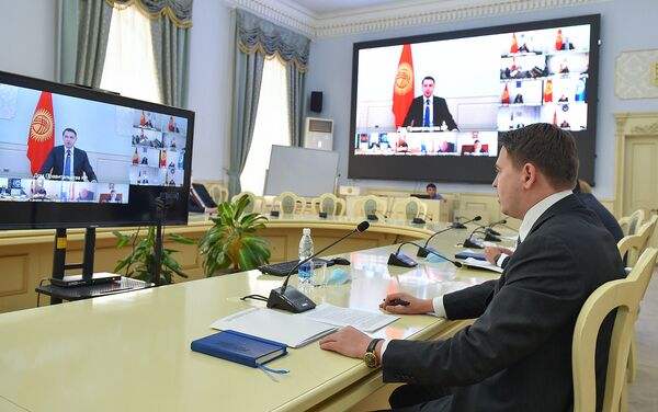 Необходимо обеспечить полную стабилизацию цен на продукты первой необходимости на внутреннем рынке, заявил исполняющий обязанности премьер-министра КР Артем Новиков - Sputnik Кыргызстан