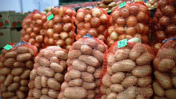 Сетки с картофелем и репчатым луком. Архивное фото - Sputnik Кыргызстан