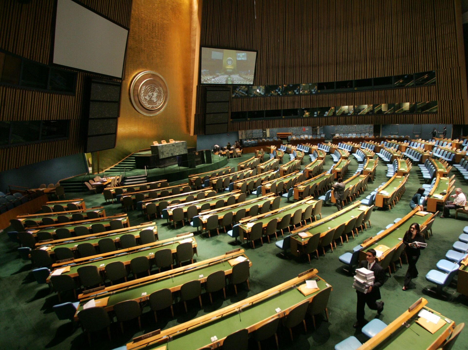 Ассамблея оон резолюции. Зал Генеральной Ассамблеи ООН. Зал заседания Генассамблеи ООН трибуна. Генеральная Ассамблея ООН 2022. Зал Генеральной Ассамблеи ООН В Нью-Йорке.