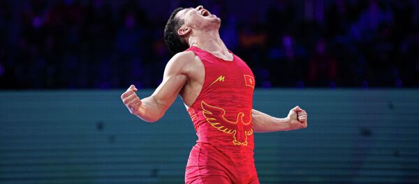 Борец греко-римского стиля из Кыргызстана Жоламан Шаршенбеков после победы в финале Кубка мира по спортивной борьбе россиянина Степана Маряняна - Sputnik Кыргызстан