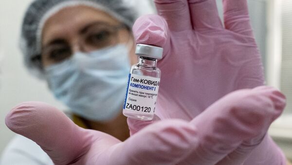Медициналык кызматкер коронавируска каршы Спутник V вакцинасы менен. Архив - Sputnik Кыргызстан