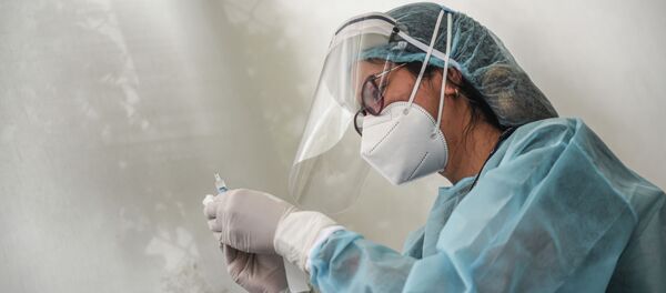 Медицинский работник готовит шприц для вакцинации. Архивное фото - Sputnik Кыргызстан