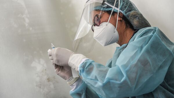 Медицинский работник готовит шприц для вакцинации. Архивное фото - Sputnik Кыргызстан