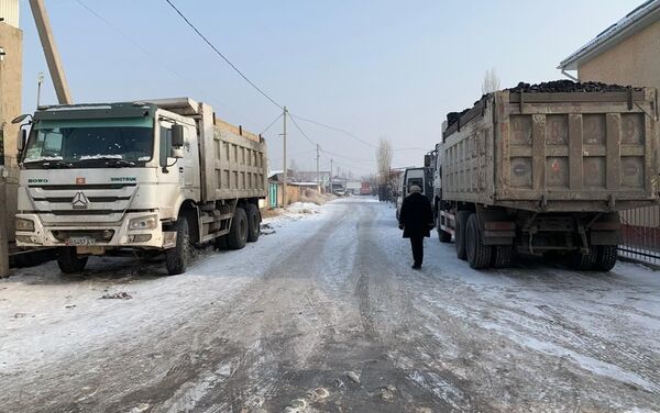 Мобильные команды районных акимиатов Бишкека провели тотальный рейд в частных банях и саунах, чтобы выяснить, сжигают ли там отходы, сообщила мэрия столицы - Sputnik Кыргызстан