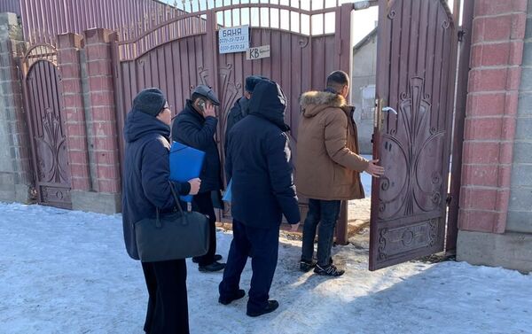 В обходах участвовали сотрудники Санитарно-экологической инспекции (СЭИ) мэрии, столичного Центра госсанэпиднадзора и местных территориальных управлений - Sputnik Кыргызстан