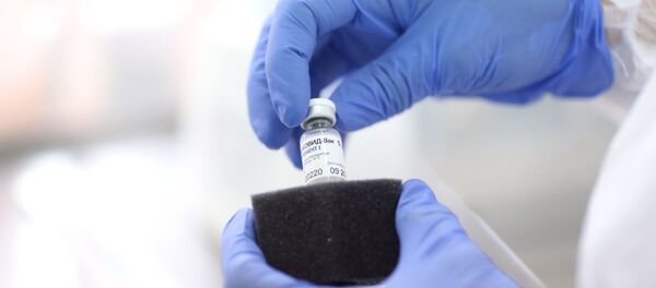 Медсестра держит в руках ампулу с вакциной от коронавируса  - Sputnik Кыргызстан