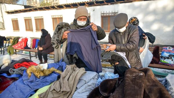 Традиционная акция помощи бездомным Милосердие в Бишкеке - Sputnik Кыргызстан