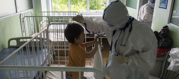 Врач осматривает ребенка. Архивное фото - Sputnik Кыргызстан