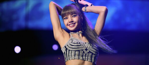 Лиза из BLACKPINK выступает в Sahara Tent во время фестиваля музыки и искусства Coachella Valley 2019 в Индио, Калифорния. 12 апреля 2019 года  - Sputnik Кыргызстан