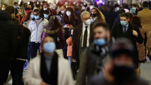 Люди в защитных масках идут по торговой улице в Риме, Италия. 15 декабря 2020 года - Sputnik Кыргызстан
