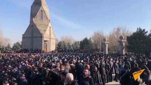 Пашинян со сторонниками прорвались на военное кладбище в Армении — видео - Sputnik Кыргызстан