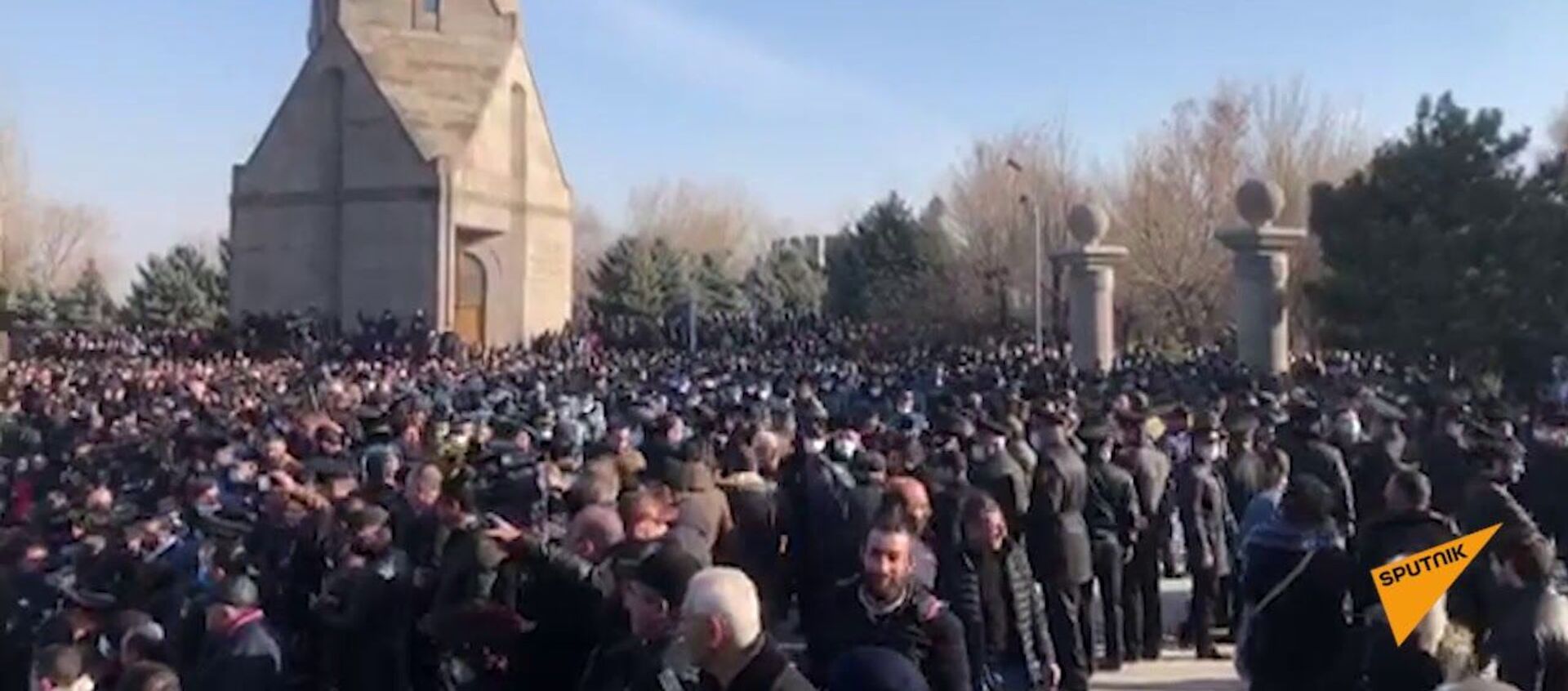 Пашинян со сторонниками прорвались на военное кладбище в Армении — видео - Sputnik Кыргызстан, 1920, 19.12.2020