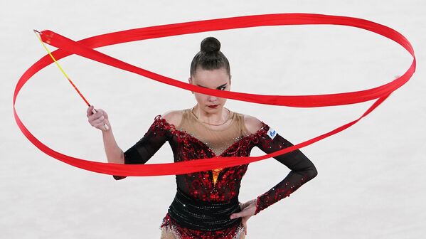 Гимнастка Дина Аверина во время выступления на международном онлайн-турнире по художественной гимнастике - Sputnik Кыргызстан
