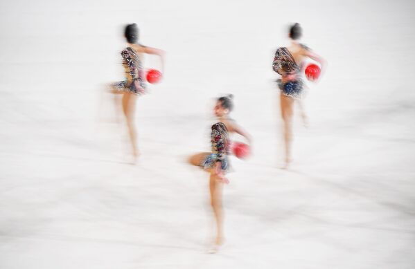 Спортсменки сборной Узбекистана выполняют упражнение с 5 мячами в финале групповой программы по художественной гимнастике на этапе Гран-при Москвы - Sputnik Кыргызстан