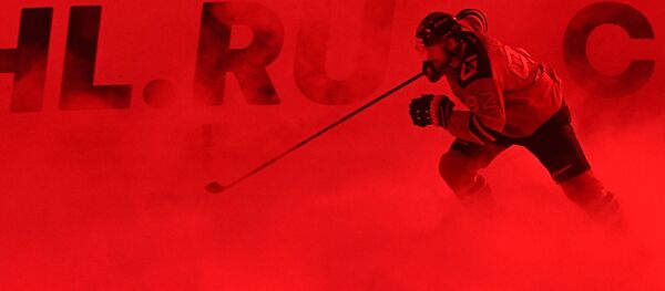 Игрок Авангарда Иржи Секач перед началом матча регулярного чемпионата Континентальной хоккейной лиги между ХК Авангард и ХК Сибирь Игрок Авангарда Иржи Секач перед началом матча регулярного чемпионата Континентальной хоккейной лиги между ХК Авангард и ХК Сибирь - Sputnik Кыргызстан