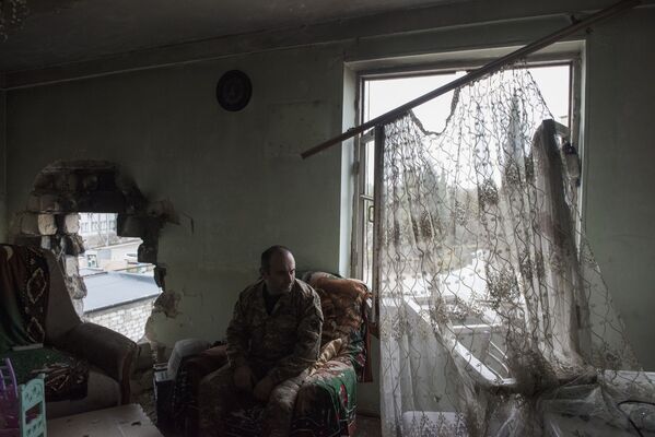 Тоолуу Карабахтын Мартакерт шаарында өз үйүндө отурган адам - Sputnik Кыргызстан