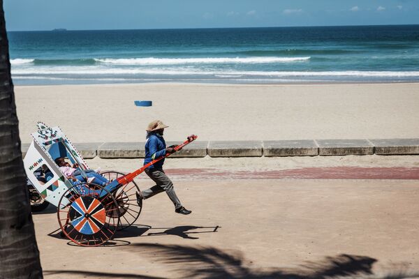 Коронавируска байланыштуу сууга түшүүгө тыюу салынгандыктан, рикша саякатчыларды Түштүк Африканын Дурбан шаарында сейилдөөгө алып чыгууда - Sputnik Кыргызстан