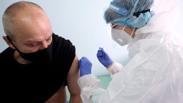 Вакцинация от коронавируса пациента в городской поликлинике №4 в Волгограде. Архивное фото - Sputnik Кыргызстан