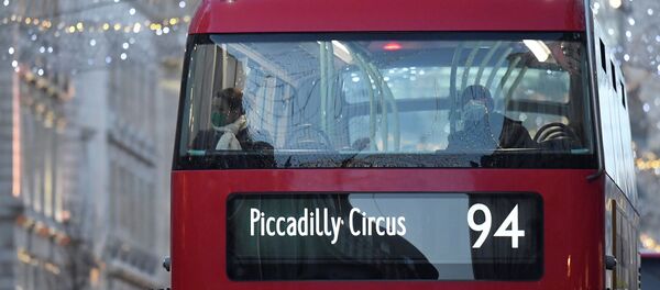 Пассажиры едут в автобусе в Лондоне, Великобритания - Sputnik Кыргызстан